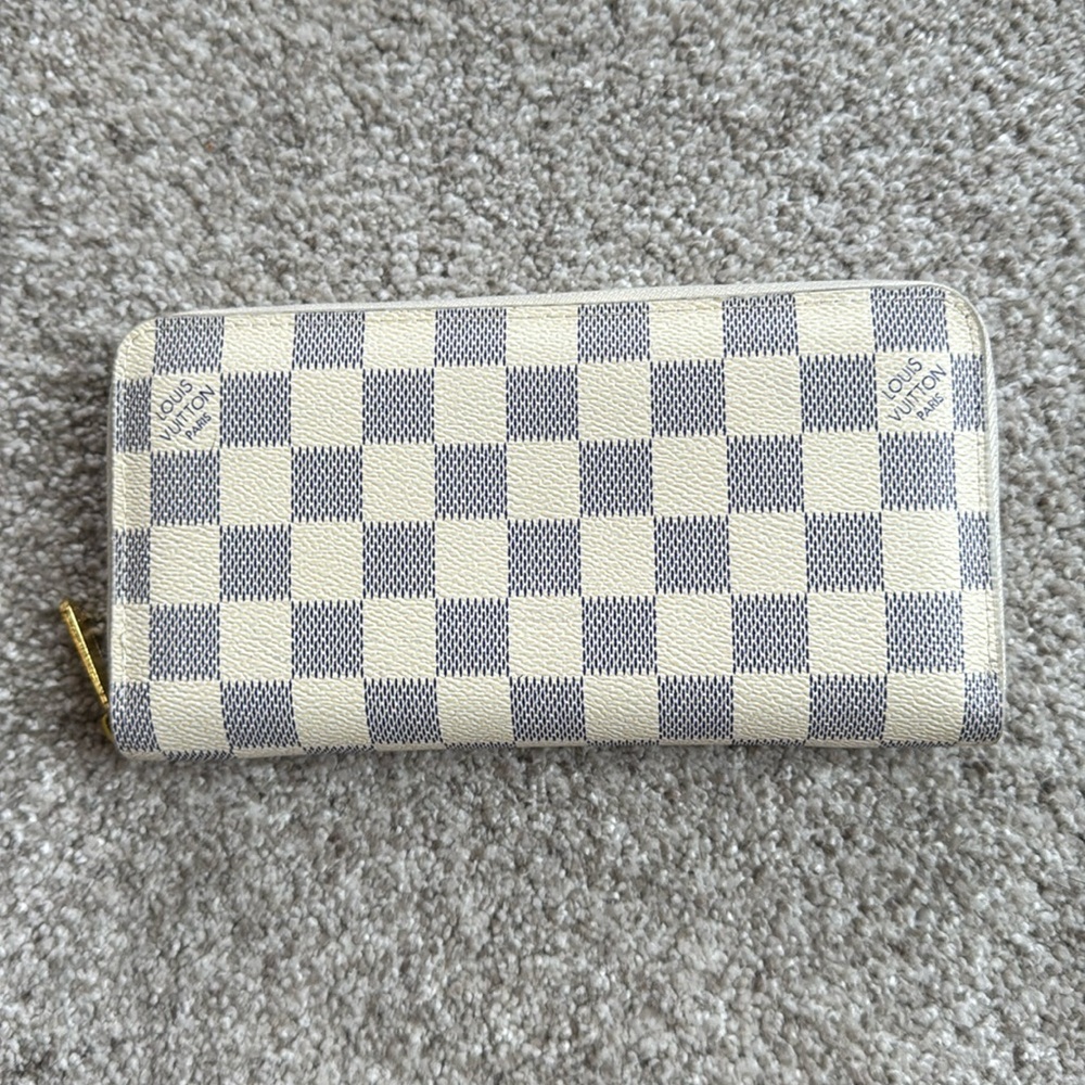 L V Wallet